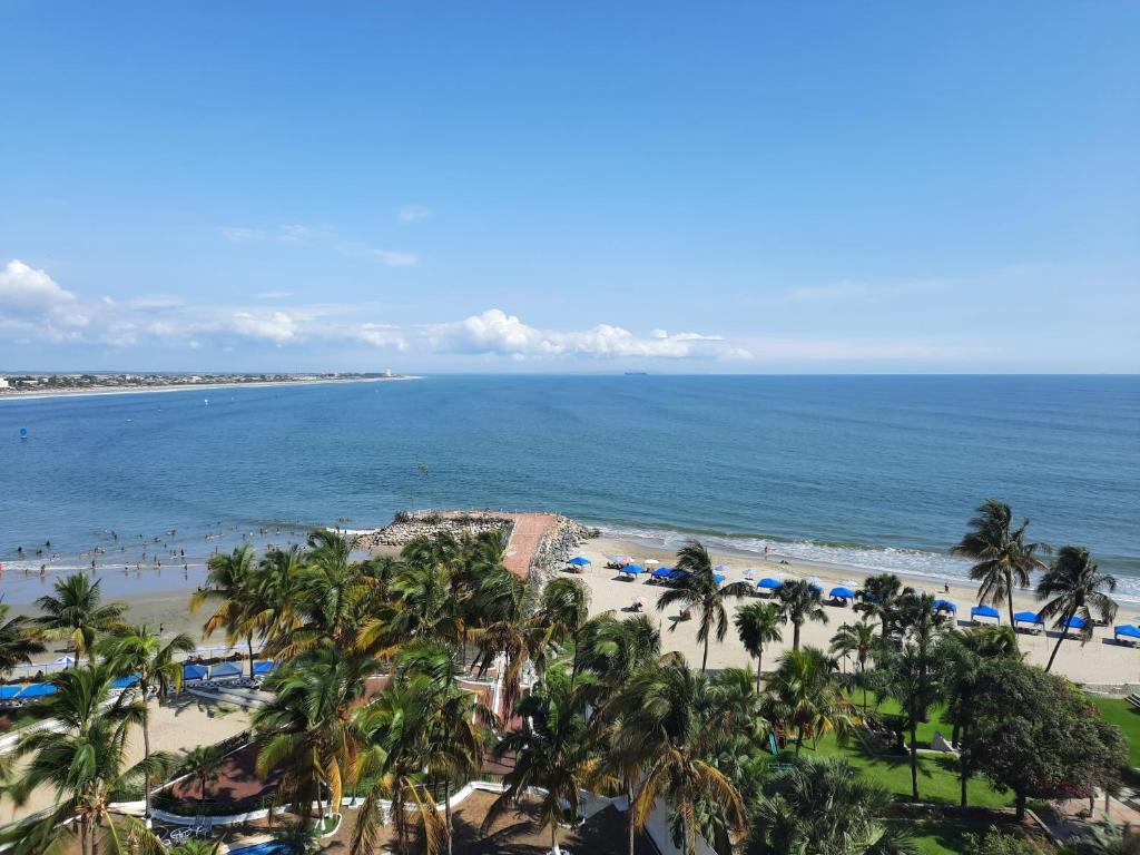 a view of a beach with palm trees and the ocean at Carabelas de Colon con balcon grande y vista hermosa in Playas