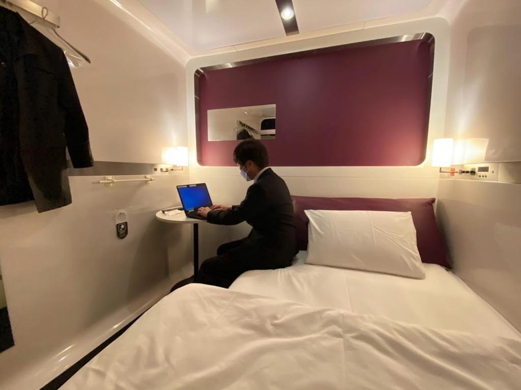 Postel nebo postele na pokoji v ubytování First Cabin Midosuji Namba