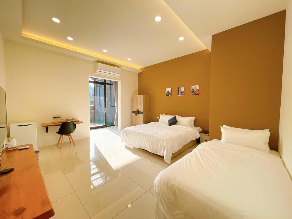 - une chambre avec 2 lits et un bureau dans l'établissement City of Trees B&B, à Sanxia