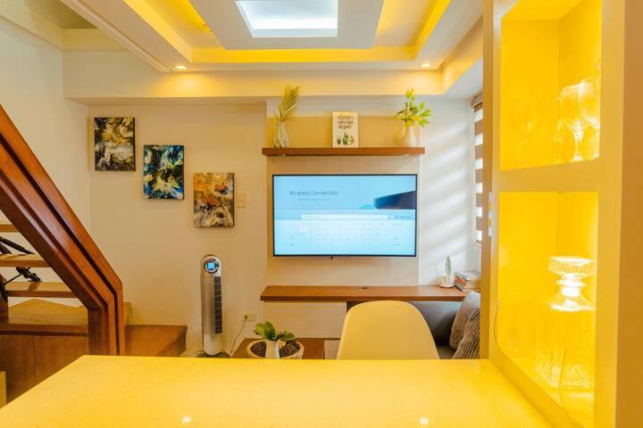 Pokój z biurkiem i dużym telewizorem w obiekcie Yong's Place at Isabelle de Valenzuela w mieście Manila