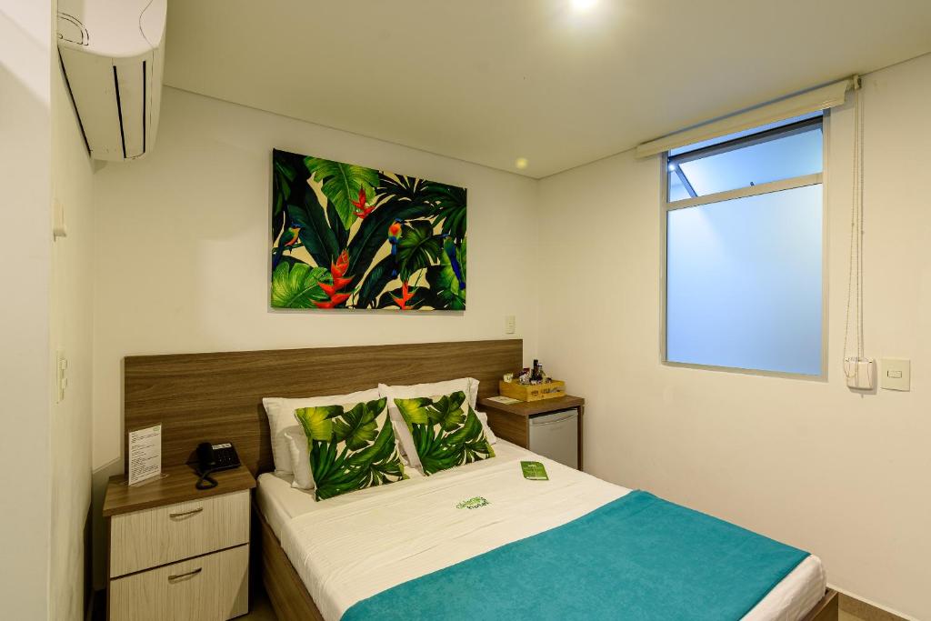 Postel nebo postele na pokoji v ubytování Lleras Green Hotel