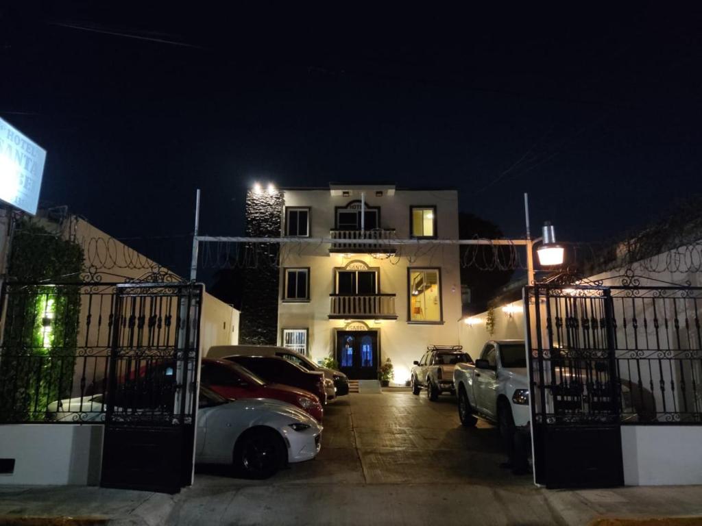 シウダード・デル・カルメンにあるHotel Santa Isabelの夜間の駐車場に車を停めた建物