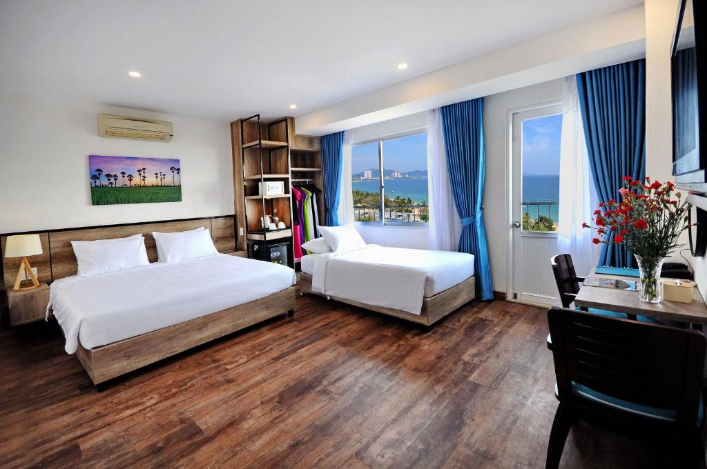 Postel nebo postele na pokoji v ubytování Golden Lotus Hotel