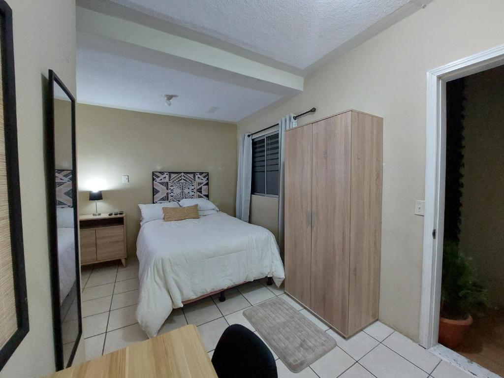Postel nebo postele na pokoji v ubytování Habitación Privada No 1 Residencial Villa de las Hadas Zona Sur
