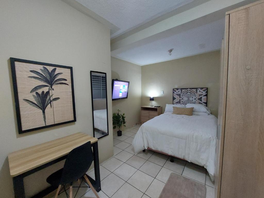 Postel nebo postele na pokoji v ubytování Habitación Privada No 1 Residencial Villa de las Hadas Zona Sur
