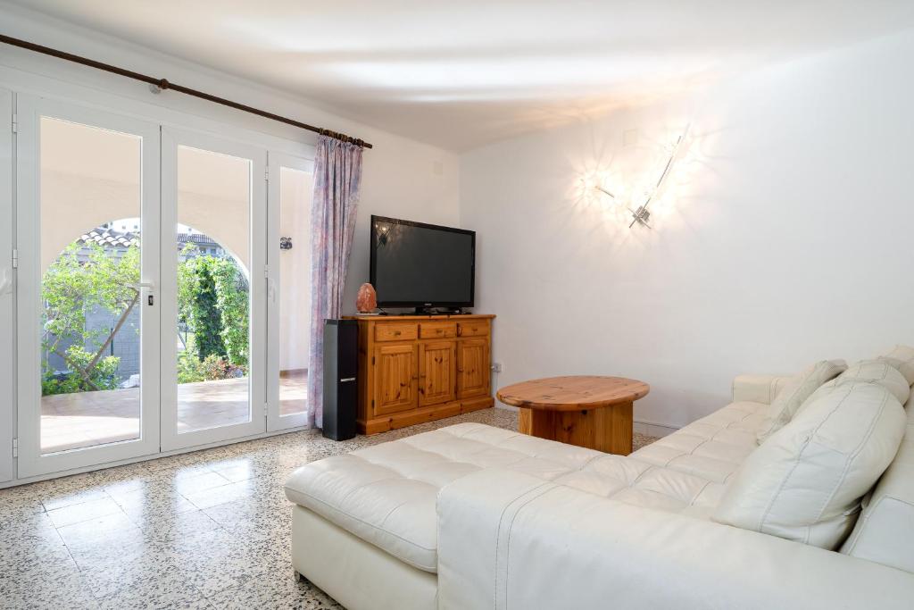 A television and/or entertainment centre at Paraiso en Cambrils Colibri Resort