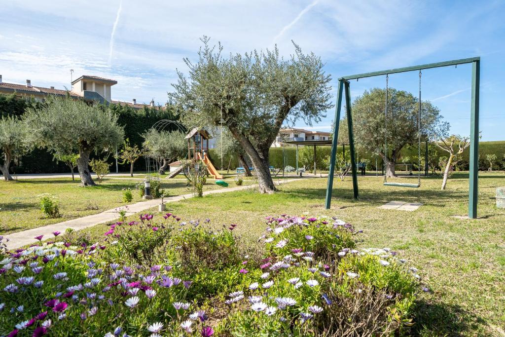 A garden outside Paraiso en Cambrils Colibri Resort