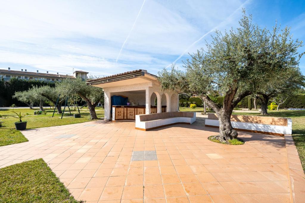 A garden outside Paraiso en Cambrils Colibri Resort