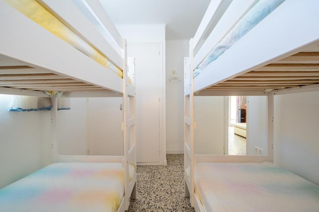 A bed or beds in a room at Paraiso en Cambrils Colibri Resort