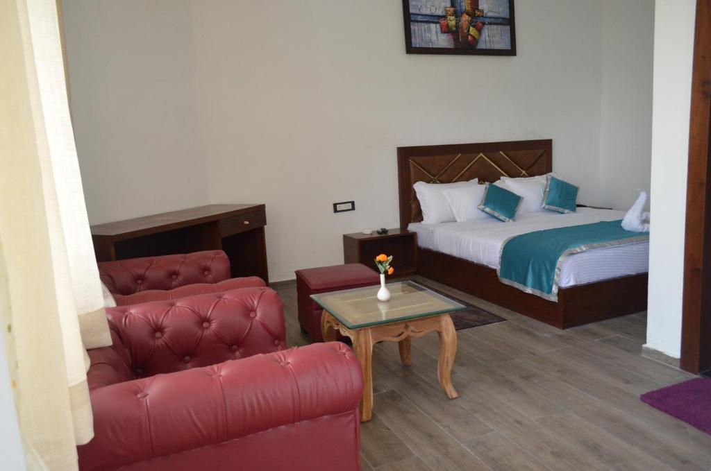Giường trong phòng chung tại Chakrata Inn Resort
