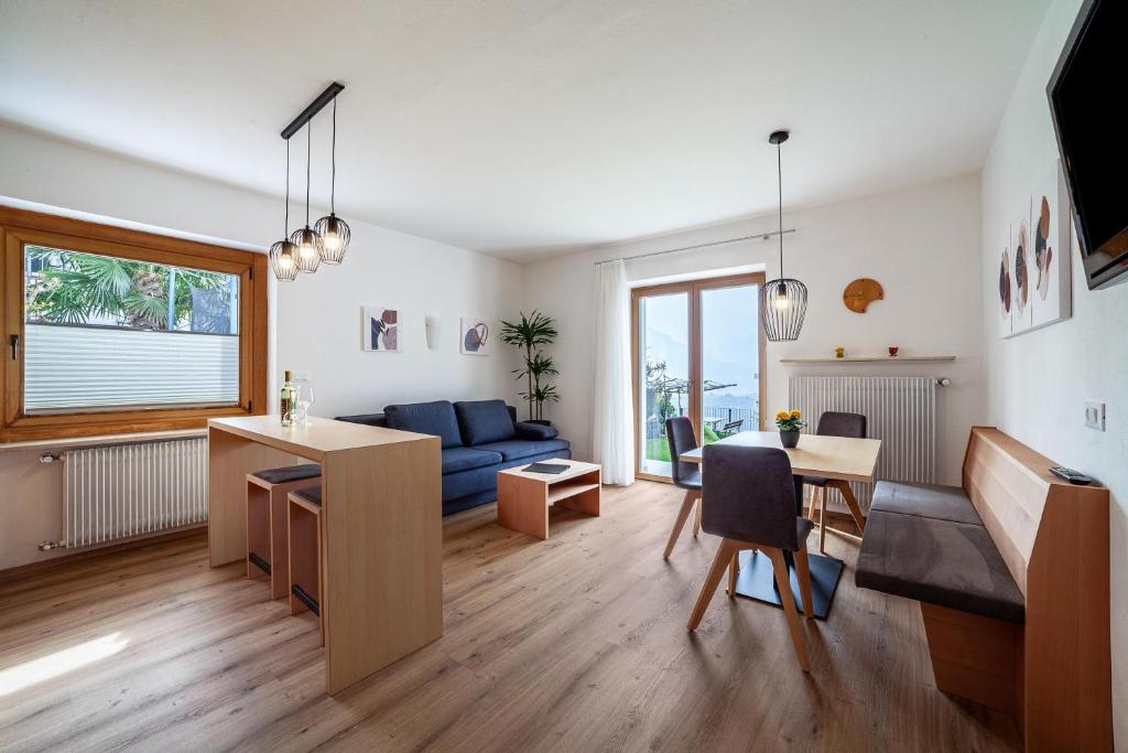 uma sala de estar com um sofá azul e uma mesa em Haus Hohenrain Ferienwohnung 2 em Scena