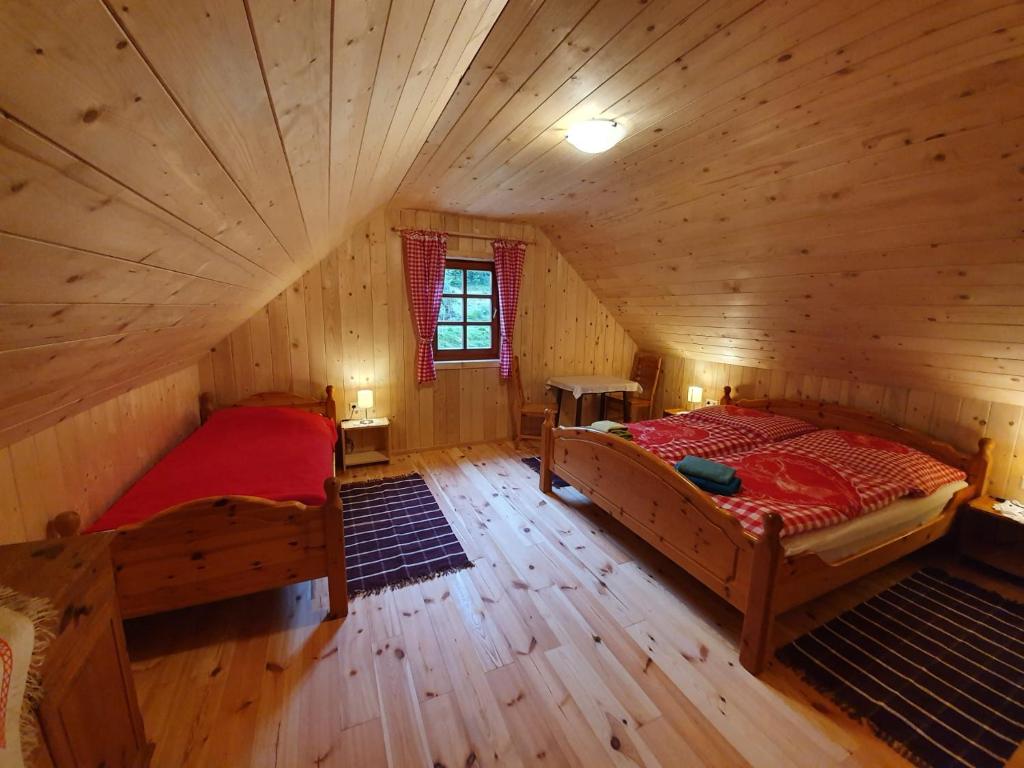 1 Schlafzimmer mit 2 Betten in einem Blockhaus in der Unterkunft Almhütte Prem2 in Ramingstein