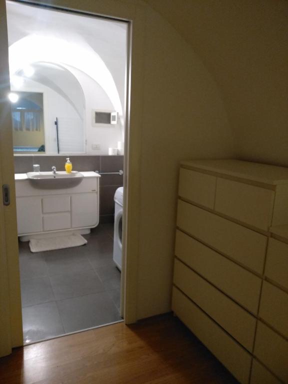 łazienka z umywalką, toaletą i lustrem w obiekcie Bienvenue 3 w mieście Bari