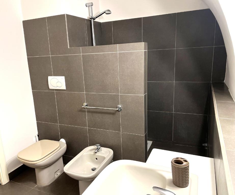 mała łazienka z toaletą i umywalką w obiekcie Bienvenue 3 w mieście Bari