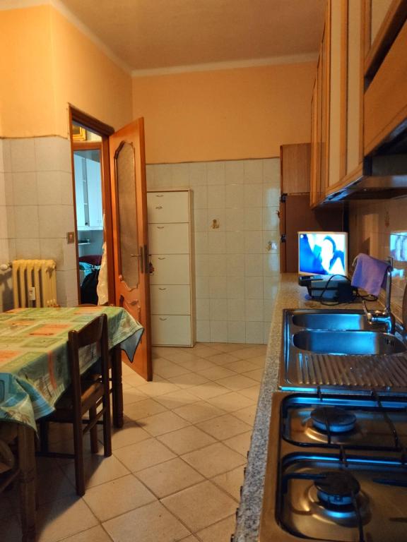 Kuchyňa alebo kuchynka v ubytovaní Appartamento ultra comodo -Torino