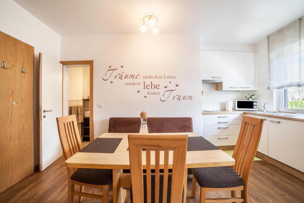 Kuchyňa alebo kuchynka v ubytovaní Schnitzer Ferienwohnung Holunder