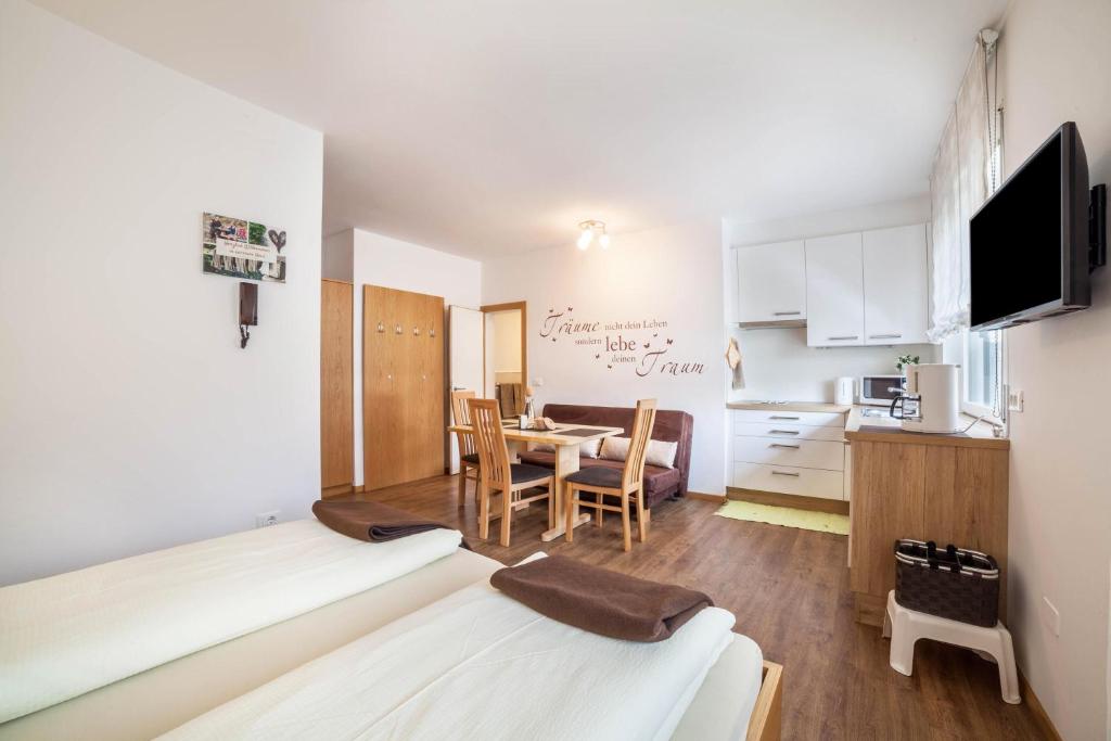 Kuchyňa alebo kuchynka v ubytovaní Schnitzer Ferienwohnung Holunder