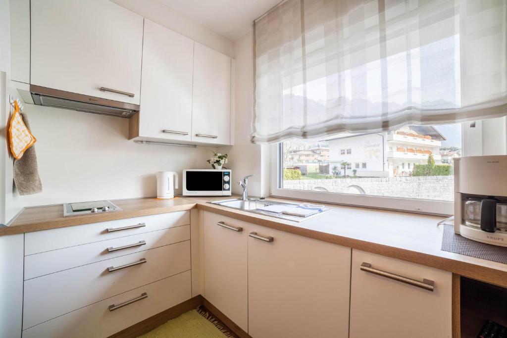 Kuchyňa alebo kuchynka v ubytovaní Schnitzer Ferienwohnung Holunder