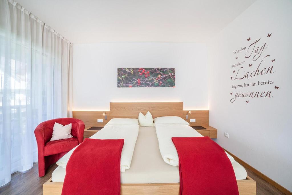 Łóżko lub łóżka w pokoju w obiekcie Schnitzer Ferienwohnung Hagebutte