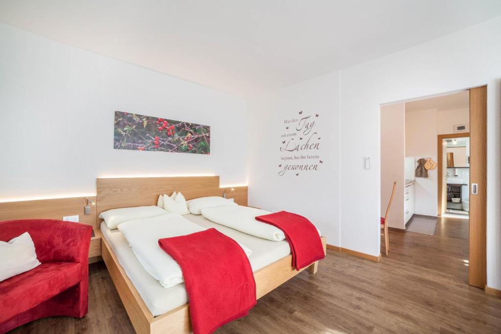 Łóżko lub łóżka w pokoju w obiekcie Schnitzer Ferienwohnung Hagebutte