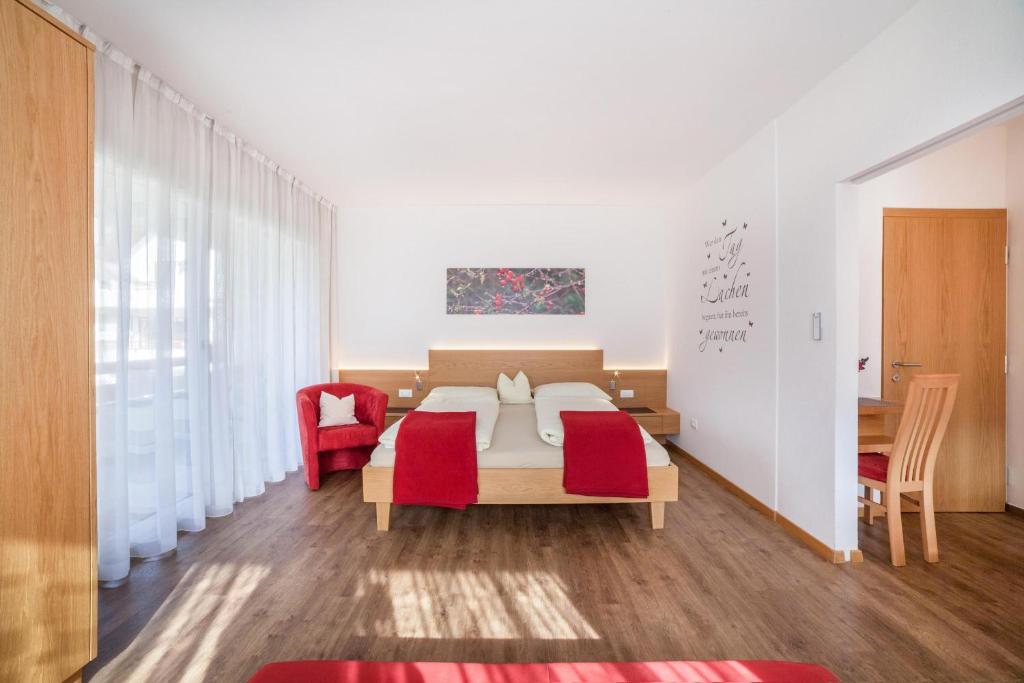 Łóżko lub łóżka w pokoju w obiekcie Schnitzer Ferienwohnung Hagebutte