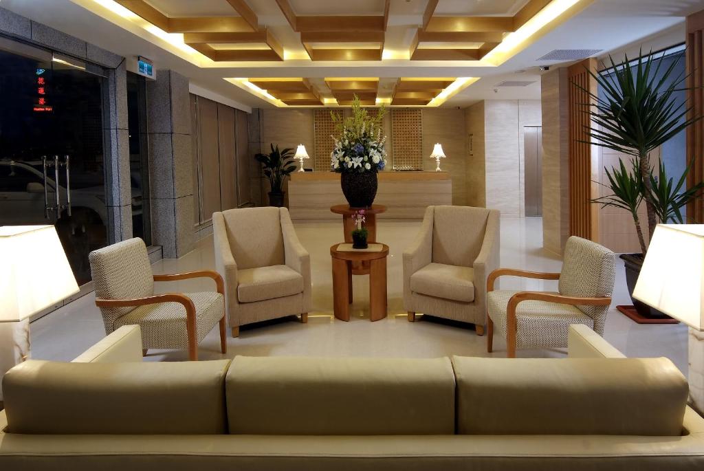 花蓮市的住宿－花蓮海悅酒店，大楼内一个带沙发和椅子的大堂