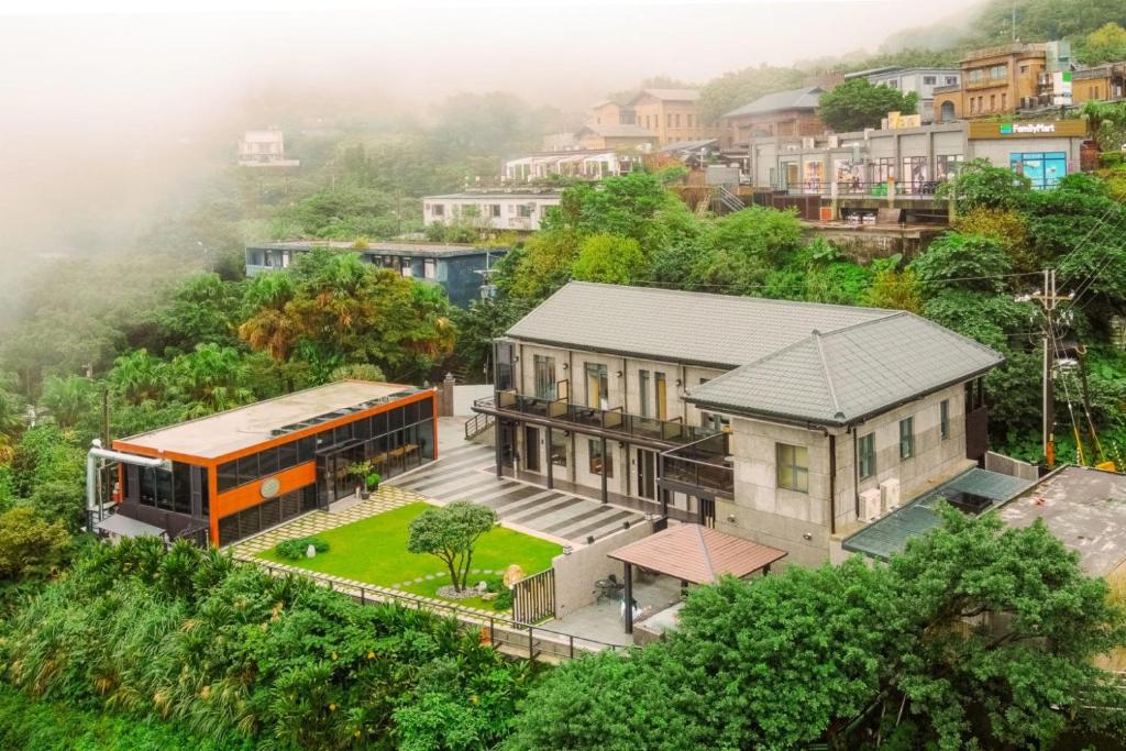 a house in the middle of a city at 金漫會館-金瓜石九份景觀民宿-Jien Mount Villas in Jiufen