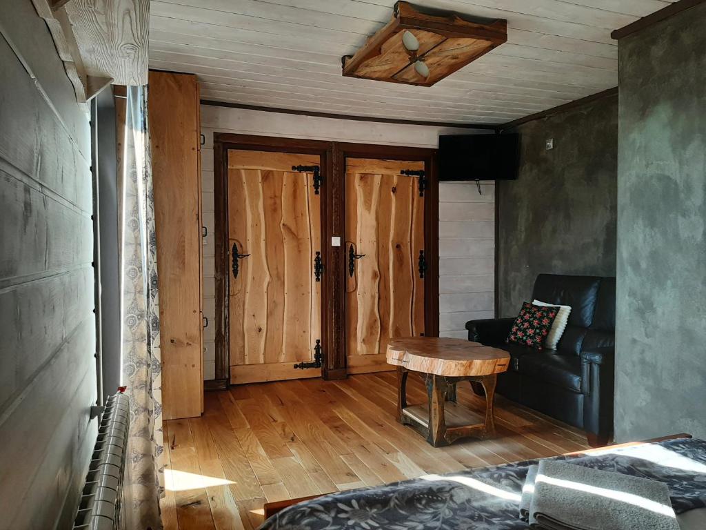a living room with a couch and a table at Apartament Huba in Huba