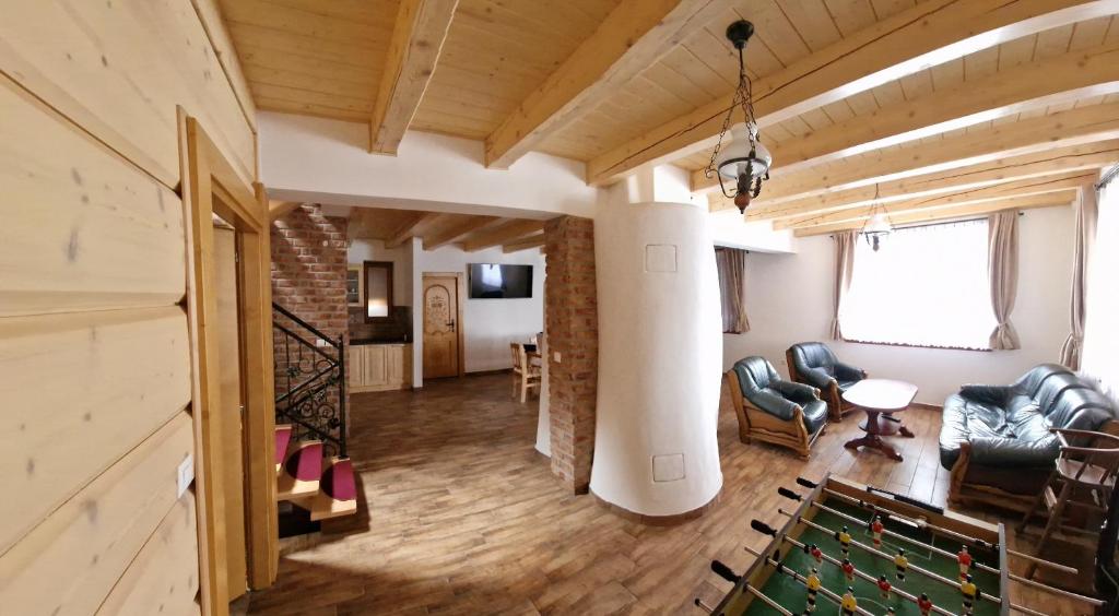 ein Wohnzimmer mit einem Billardtisch in einem Haus in der Unterkunft Chata Aneta in Námestovo