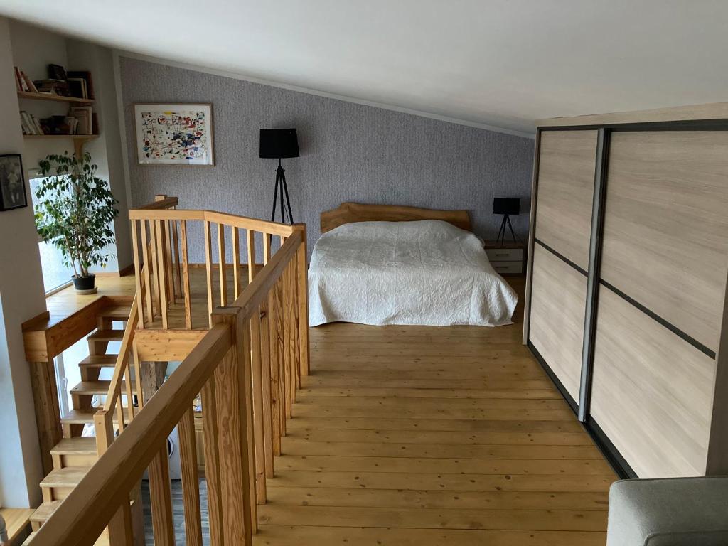 Postel nebo postele na pokoji v ubytování Artists Residence Liepāja