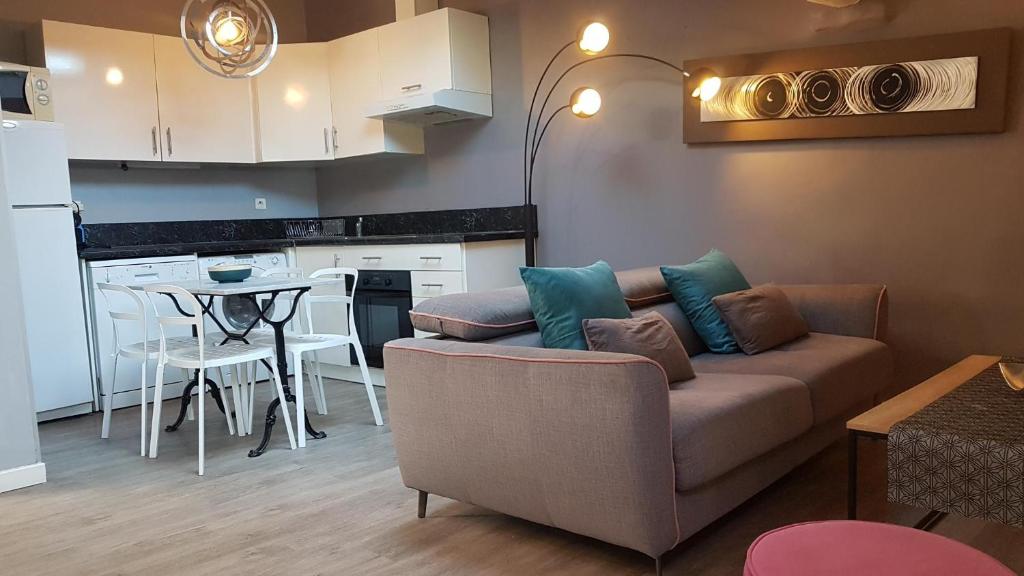 un salon avec un canapé et une cuisine dans l'établissement Croisette 1 min palais des festival/ plages /FIF, à Cannes