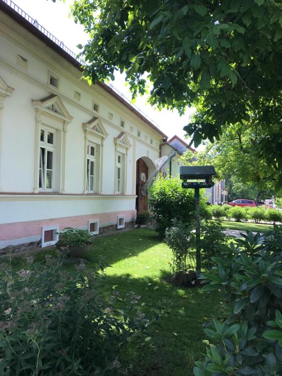 una casa vieja con un cartel en el patio en KUNSTOASE FÜR ROMANTIKER, en Rudersdorf