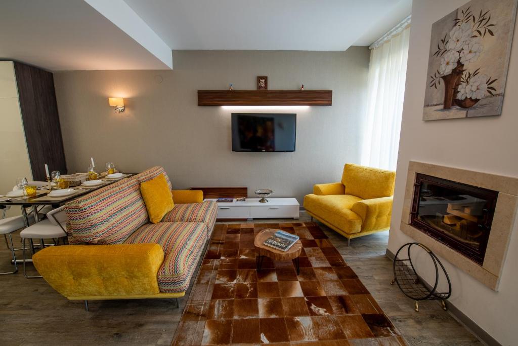 een woonkamer met een bank en een tafel bij SuperApartment in Poiana Brasov