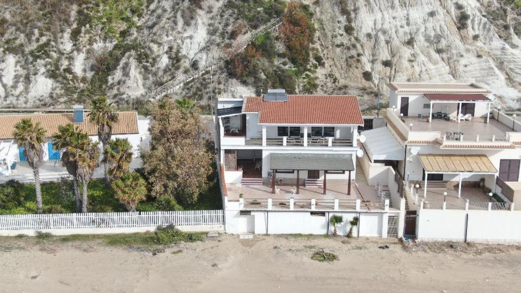 - une vue aérienne sur une maison sur la plage dans l'établissement Home Holiday Punta Piccola, à Porto Empedocle