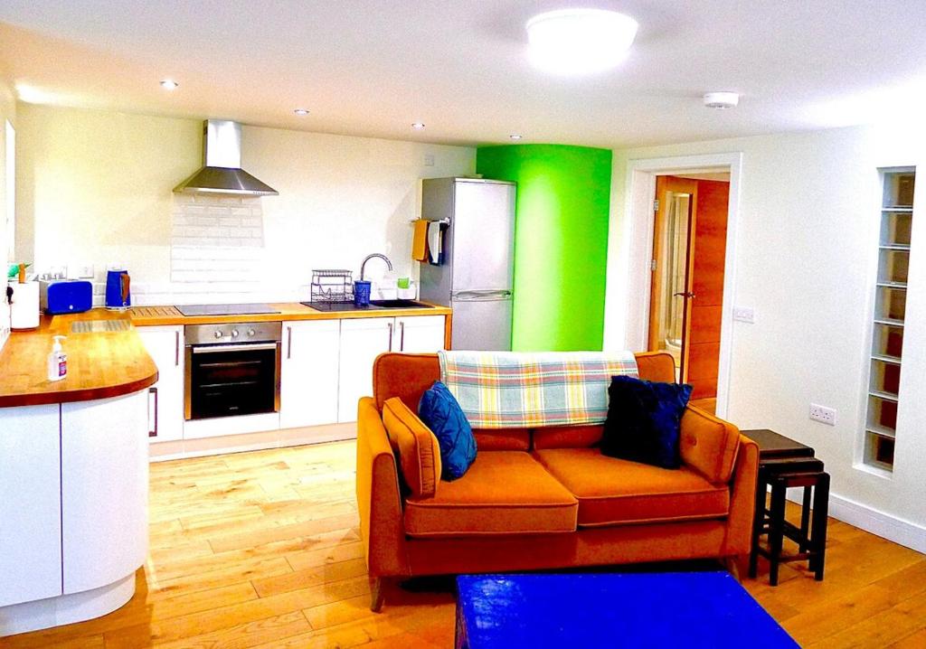 Kuchyň nebo kuchyňský kout v ubytování “Dragons Den” Centrally located Modern Apartment