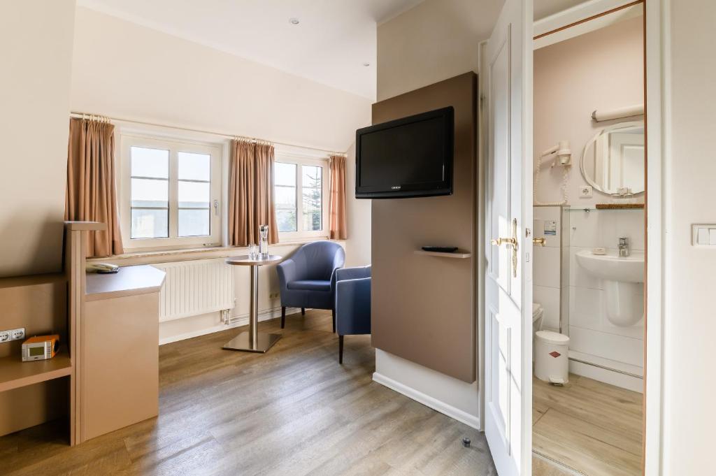 TV a/nebo společenská místnost v ubytování Nordsee-Hotel Arlau-Schleuse