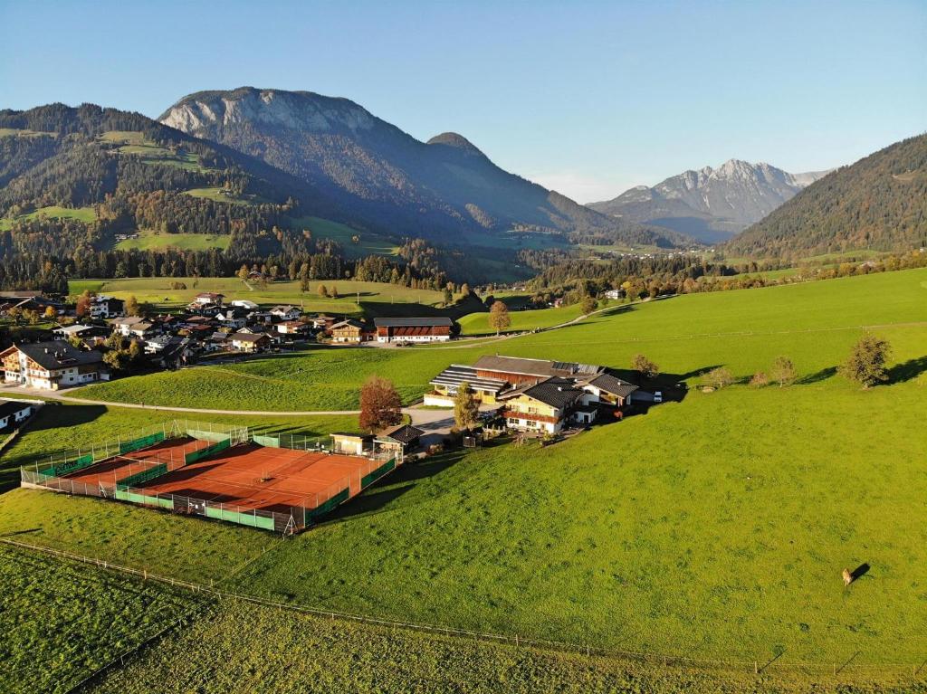 une vue aérienne sur un petit village dans un champ verdoyant dans l'établissement Pension Schusterhof, à Itter