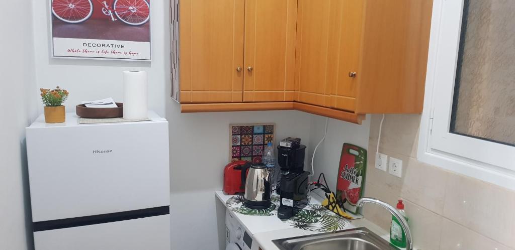 Kuchyňa alebo kuchynka v ubytovaní Dinos apartment στην παλιά πόλη Κέρκυρα Corfu
