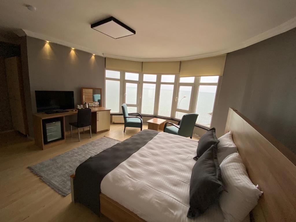 TV a/nebo společenská místnost v ubytování NEW HOTEL SAMSUN