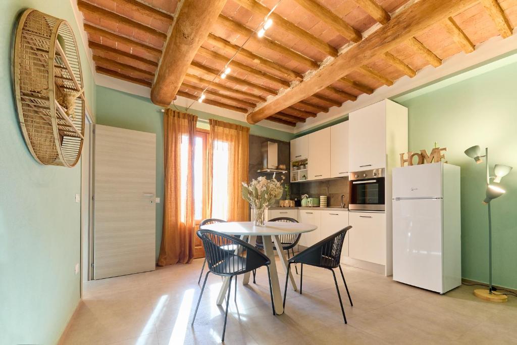 cocina y comedor con mesa y sillas en Cozy apartment with a view in San Miniato en San Miniato