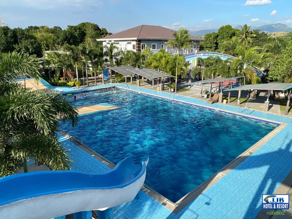 ein großer Pool mit blauem Wasser in einem Resort in der Unterkunft JJB Aquafarm Resort by Cocotel in Zambales