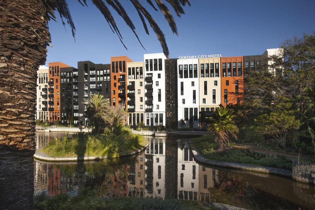 uma representação de um edifício ao lado de uma massa de água em Century City Hotel Bridgewater em Cidade do Cabo