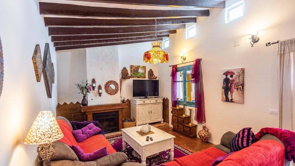 TV a/nebo společenská místnost v ubytování Casa Madre Tierra Cómpeta by Ruralidays