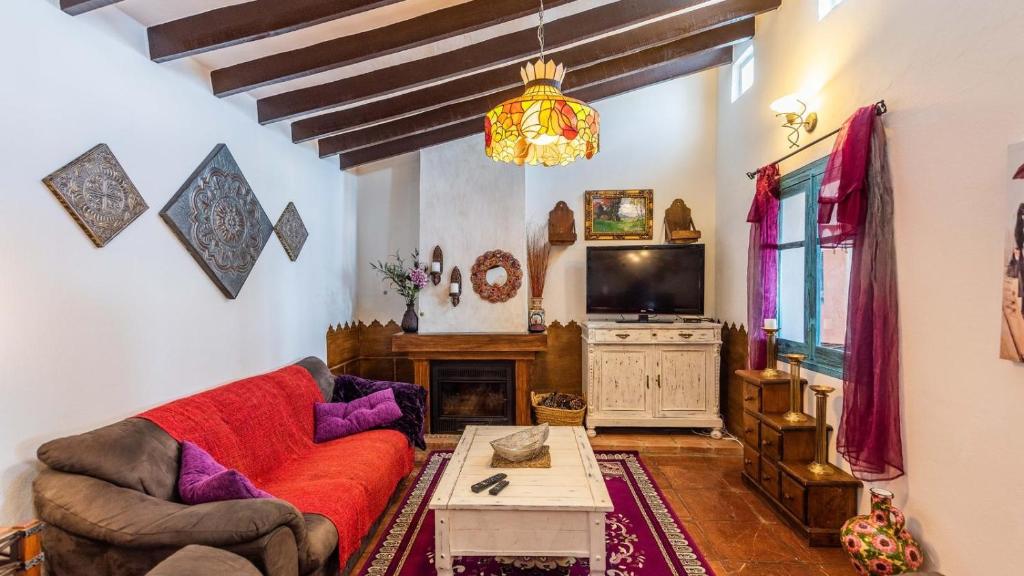 TV a/nebo společenská místnost v ubytování Casa Madre Tierra Cómpeta by Ruralidays