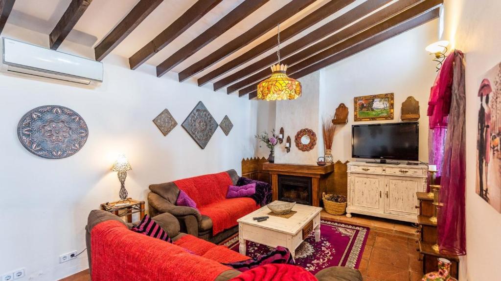 TV a/nebo společenská místnost v ubytování Casa Madre Tierra Cómpeta by Ruralidays