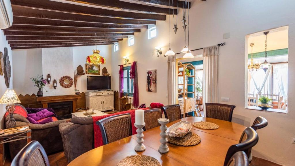 TV a/nebo společenská místnost v ubytování Casa Madre Tierra Cómpeta by Ruralidays