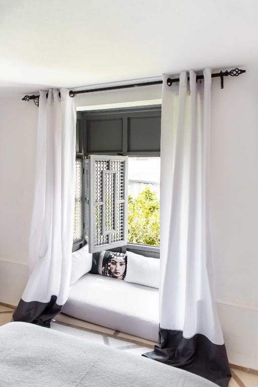 Una cama o camas en una habitación de RIAD MAGIE Boutique Hotel