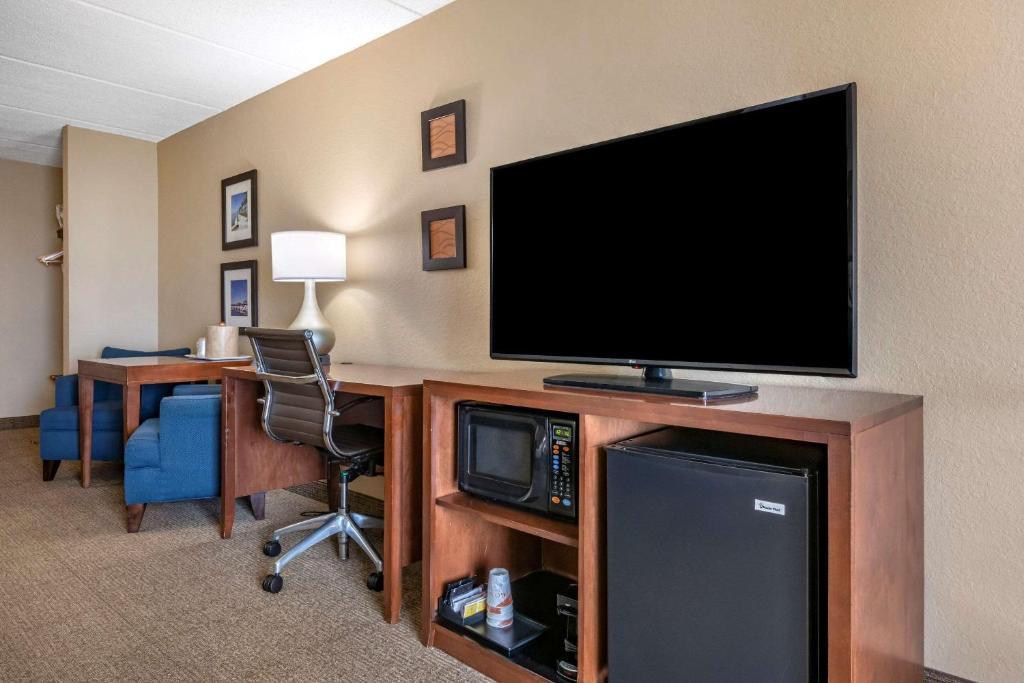 Comfort Inn & Suites Orlando North - Suite Con Cama Grande Y Sofá Cama - No Fumadores