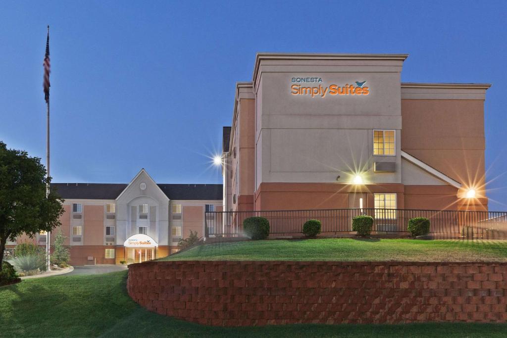 un grand bâtiment avec un panneau sur son côté dans l'établissement Sonesta Simply Suites Oklahoma City Airport, à Oklahoma City