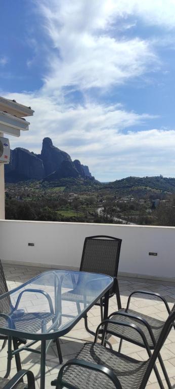 A general mountain view or a mountain view taken from Az apartmant